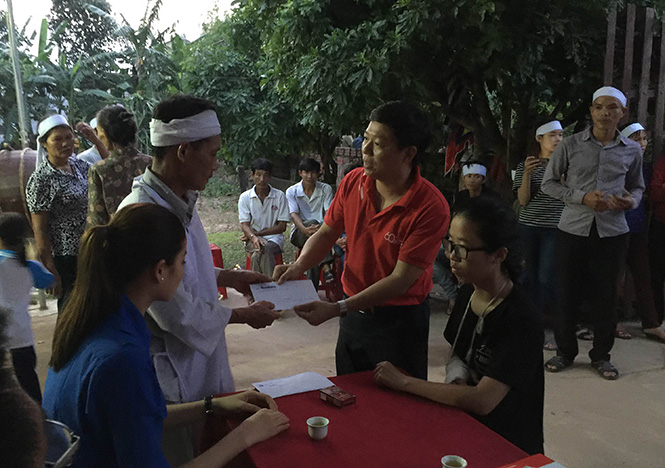Lãnh đạo báo Tiền Phong trao tiền hỗ trợ cho gia đình nữ sinh gặp tai nạn khi đi tình nguyện giúp dân vùng lũ.