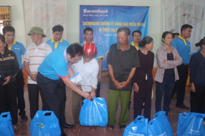 Đại diện Sacombank trao quà cho người dân xã Sơn Trạch, huyện Bố Trạch.