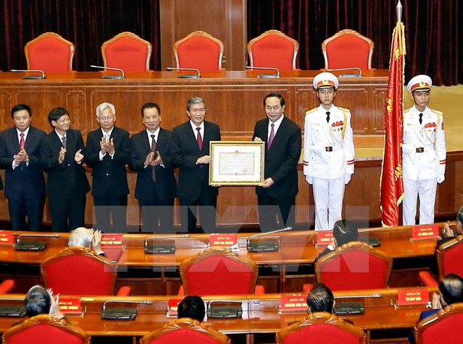 Chủ tịch nước Trần Đại Quang trao tặng Huân chương Độc Lập hạng Nhất cho Hội đồng Lý luận Trung ương. (Ảnh : An Đăng/TTXVN)