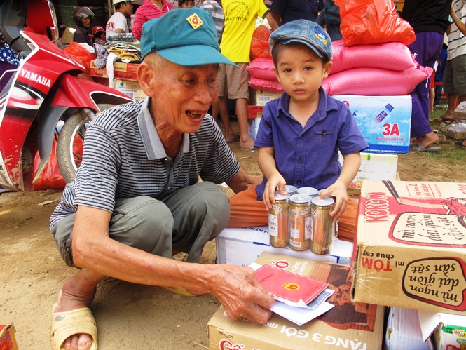 Hơn 300 suất quà, mỗi suất trị giá 1 triệu đồng được trao cho người dân 2 thôn Thượng Thọ và Vĩnh Thọ, xã Cảnh Hóa, Quảng Trạch