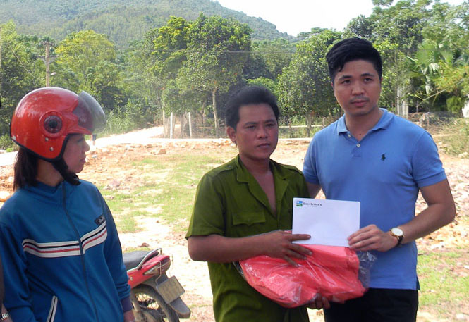 Gia đình bà Biện Hồng Kim Liên (Hà Nội) trao quà hỗ trợ cho hộ anh Nguyễn Văn Quảng, thôn Lạc Hoá có nhà bị trôi do lũ.