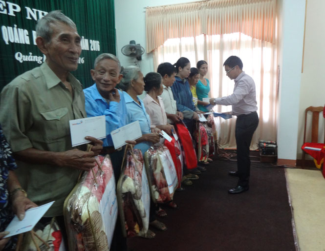  Đại diện Vietinbank trao quà cho các hộ bị thiệt hại nặng ở phường Đức Ninh Đông (tp Đồng Hới)