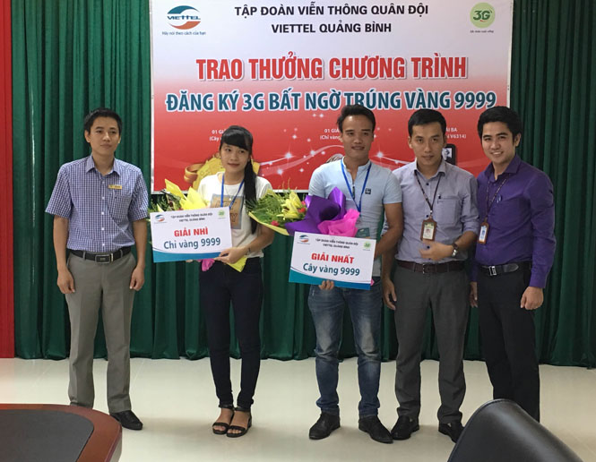  Đại diện Viettel Quảng Bình trao thưởng cho các khách hàng trúng giải nhất và giải nhì chương trình “Đăng ký 3G bất ngờ trúng vàng 9999”