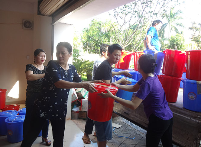 Cán bộ, nhân viên Báo Quảng Bình bốc xếp hàng cứu trợ do các tổ chức, cá nhân hảo tâm chuyển đến cho bà con vùng lũ.