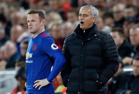 Rooney (trái) được HLV Mourinho đảm bảo tương lai. Ảnh: REUTERS