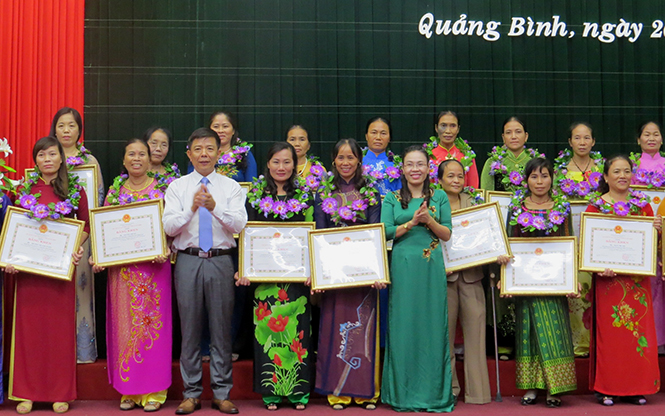 Nhiều tập thể, cá nhân điển hình trong trào “Phụ nữ Quảng Bình chung sức xây dựng NTM” được Chủ tịch UBND tỉnh tặng bằng khen.