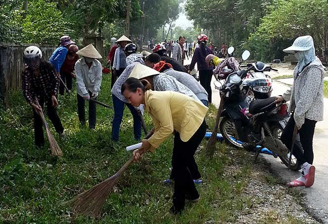 Chị em phụ nữ Tuyên Hóa tham gia dọn dẹp vệ sinh đường làng, ngõ xóm.