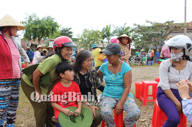 Bà Võ Hạnh Phúc, con gái của Đại tướng Võ Nguyên Giáp nói chuyện thân mật với người dân thôn Vinh Quang, xã Sơn Thủy (Lệ Thủy)