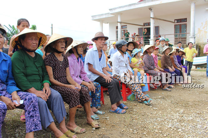 Người dân thôn Vinh Quang, xã Sơn Thủy (Lệ Thủy) xếp hàng ngay ngắn chờ nhận quà cứu trợ của gia đình cố Đại tướng Võ Nguyên Giáp.