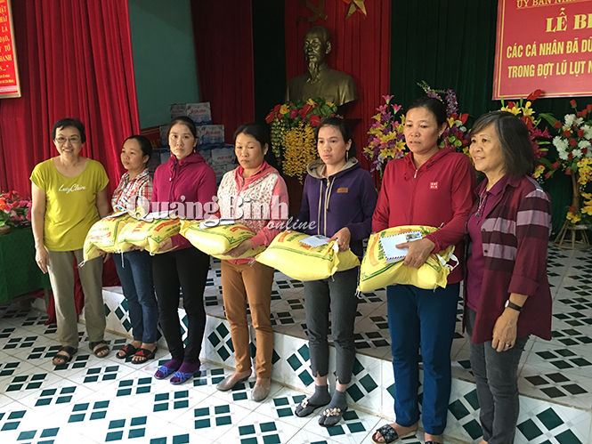 Bà Võ Hạnh Phúc và Hội Dinh dưỡng trao quà cứu trợ ở xã Cảnh Dương (huyện Quảng Trạch)