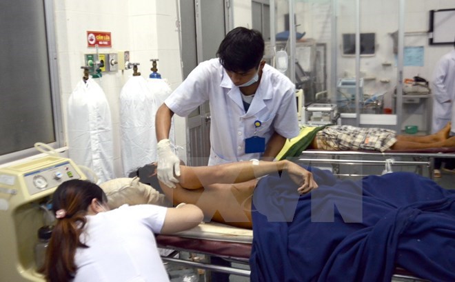 Các nạn nhân của vụ nổ súng được chăm sóc tại bệnh viên đa khoa tỉnh Đắk Nông. (Ảnh: Hưng Thịnh/TTXVN)