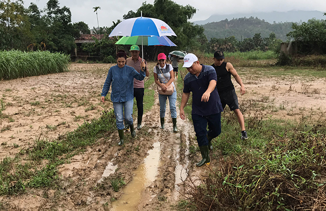 Vợ chồng Minh Khang và những người bạn đến với bà con ở những địa phương chịu thiệt hại nặng nề nhất.