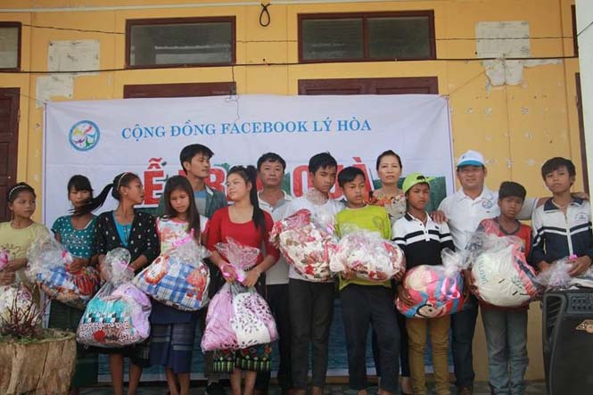 : Cộng đồng facebook Lý Hoà trao quà cho các em bản Arem (xã Tân Trạch, huyện Bố Trạch). 