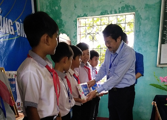 Giám đốc Công ty Xăng dầu Quảng Bình đã đến thăm hỏi và tặng quà cho các trường học.