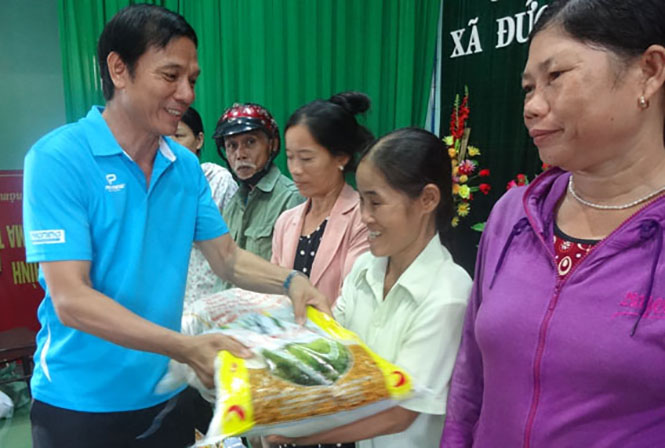 Đại diện Tổng công ty Khatoco trao quà cho người dân ở xã Đức Ninh (thành phố Đồng Hới)