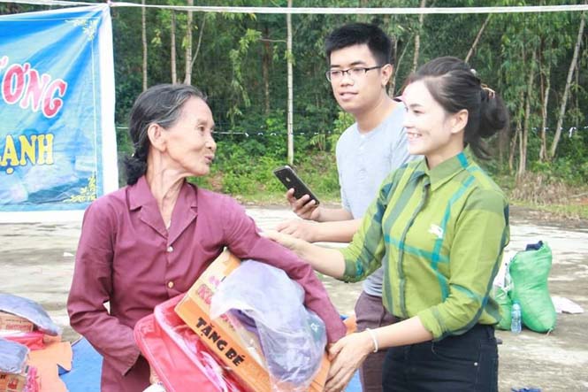 Nhóm từ thiện Hoài Thu trao quà hỗ trợ người dân xã Thượng Trạch, huyện Bố Trạch.