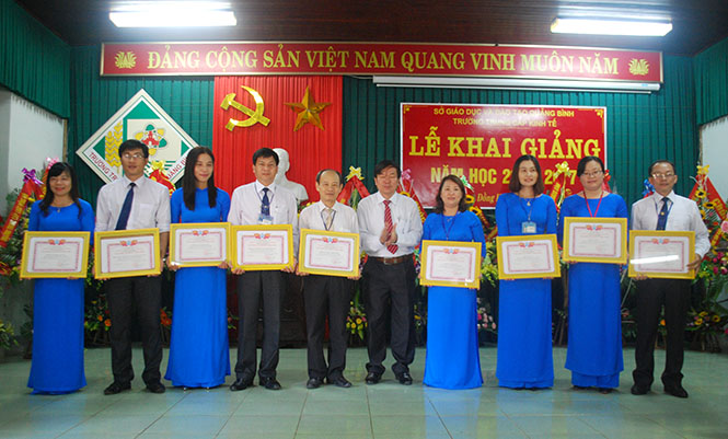 Ông Trần Đình Nhân, Phó Giám đốc sở GDĐT tỉnh trao  danh hiệu thi đua cho các tập thể.