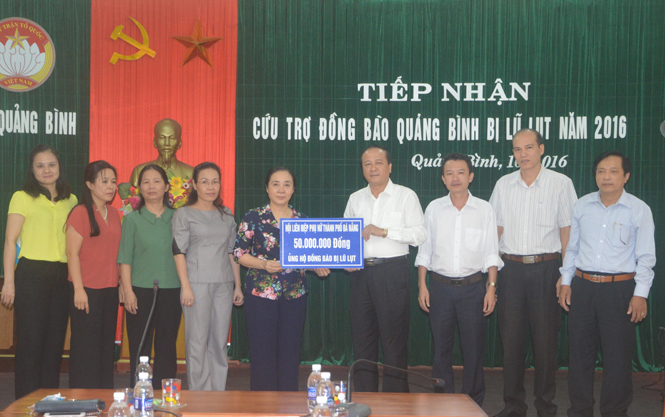 Đồng chí Trần Văn Tuân, Ủy viên Ban Thường vụ Tỉnh ủy, Chủ tịch Ủy ban MTTQVN tỉnh tiếp nhận hỗ trợ của Trung ương Hội LHPN Việt Nam
