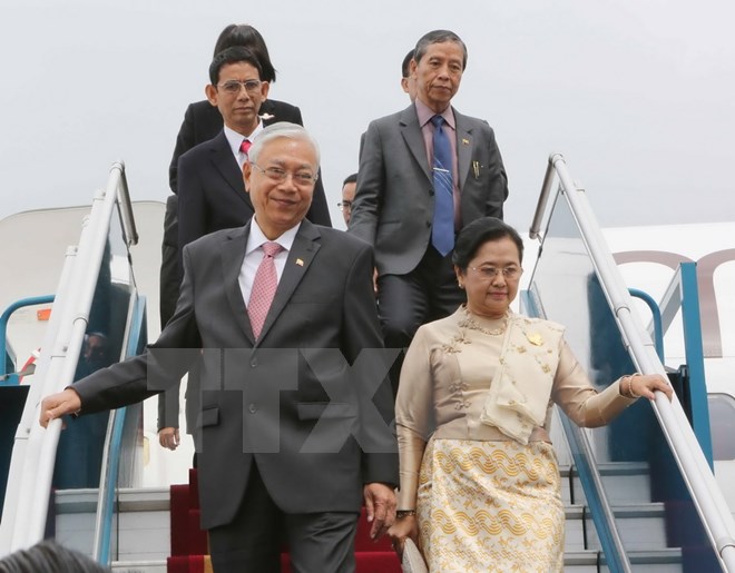 Tổng thống Htin Kyaw và Phu nhân tới sân bay quốc tế Nội Bài, Hà Nội. (Ảnh: Phương Hoa/TTXVN)