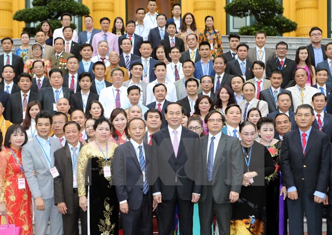 Chủ tịch nước Trần Đại Quang tiếp Đoàn đại biểu Doanh nghiệp vừa và nhỏ tiêu biểu năm 2016. (Ảnh: Nhan Sáng/TTXVN)
