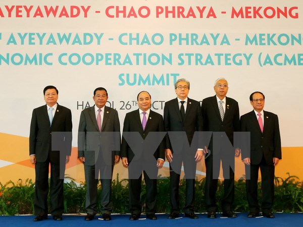 Thủ tướng Nguyễn Xuân Phúc và các Trưởng đoàn chụp ảnh chung tại hội nghị. (Nguồn: TTXVN)