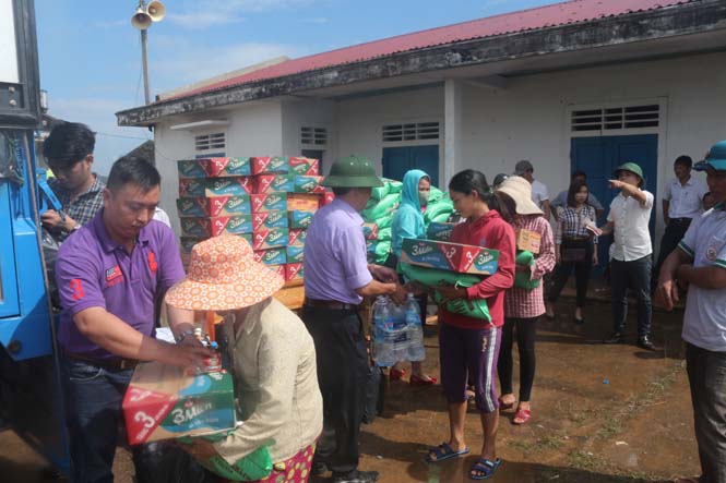 Hội tiếp sức Quảng Bình trao quà cho người dân thôn Nam Sơn, xã Phú Trạch, huyện Bố Trạch