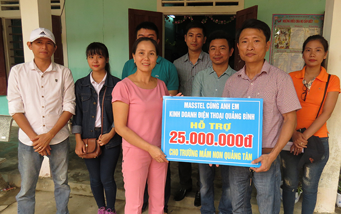 Đoàn trao tặng cho Trường mầm non xã Quảng Tân 25 triệu đồng để mua trang thiết bị dạy học.