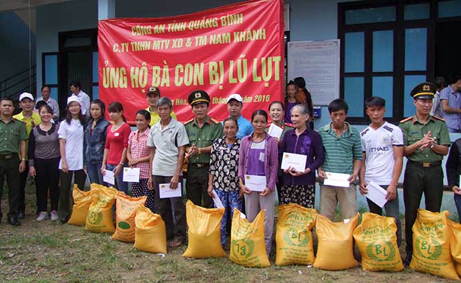 Công an Quảng Bình và các nhà tài trợ tặng quà cho người dân vùng lũ xã Hồng Hóa, huyện Minh Hóa.
