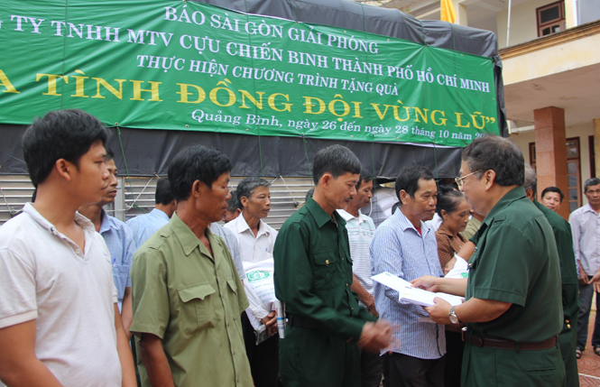 Đại diện Công ty TNHH MTV CCB Thành phố Hồ Chí Minh trao quà cho các hội viên bị thiệt hại nặng do lũ lụt ở Lệ Thủy