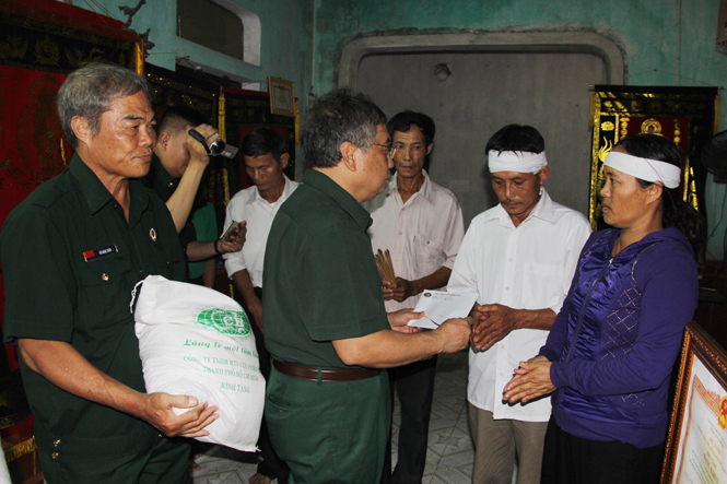 Đoàn đã đến thăm hỏi, động viên và trao quà hỗ trợ cho gia đình sinh viên Đặng Thị Thu Hương.