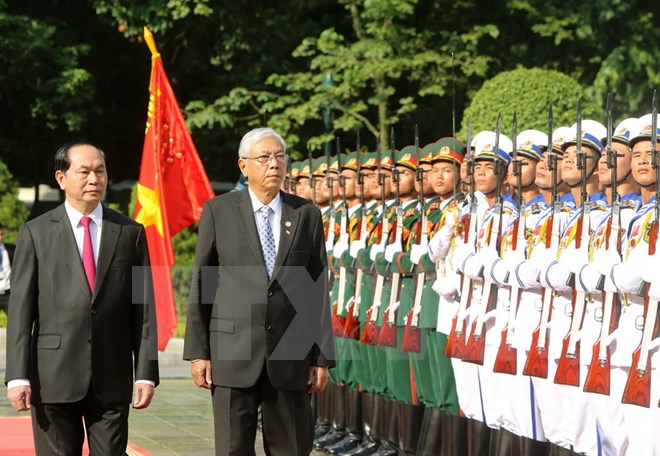 Chủ tịch nước Trần Đại Quang và Tổng thống Htin Kyaw duyệt đội danh dự Quân đội Nhân dân Việt Nam. (Ảnh: Nhan Sáng/TTXVN)