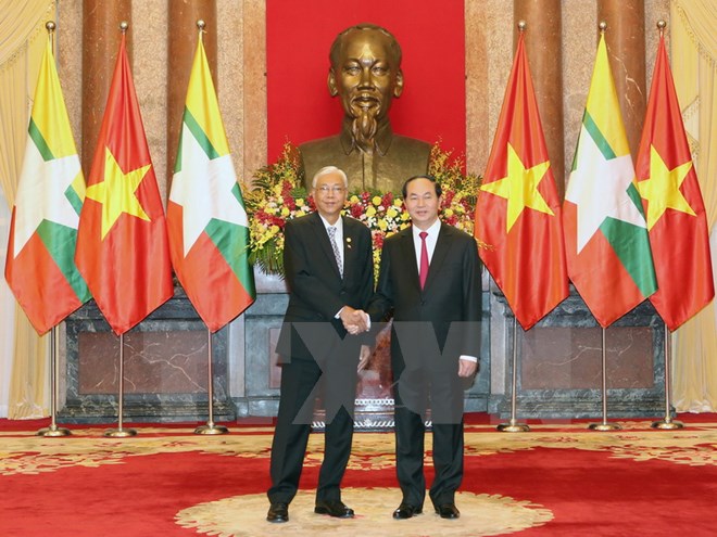 Chủ tịch nước Trần Đại Quang và Tổng thống Htin Kyaw tại lễ đón. (Ảnh: Nhan Sáng/TTXVN)