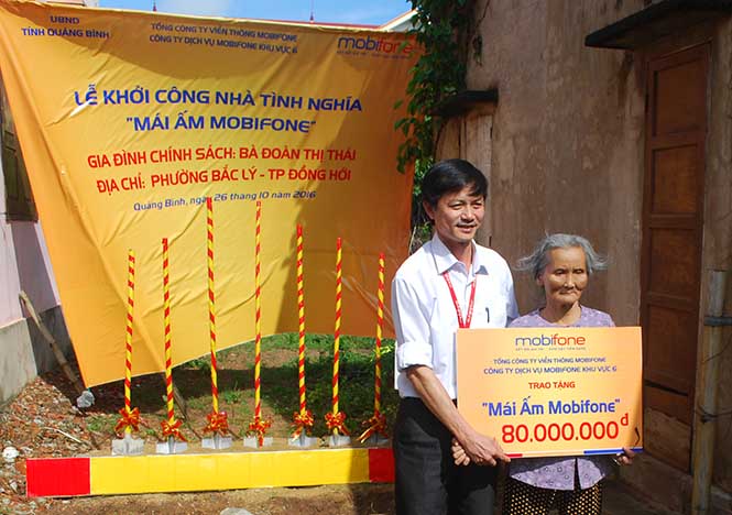 Ông Nguyễn Bá Hải, Giám đốc Mobifone Quảng Bình trao tặng số tiền tài trợ xây dựng nhà tình nghĩa 80 triệu đồng cho bà Đoàn Thị Thái