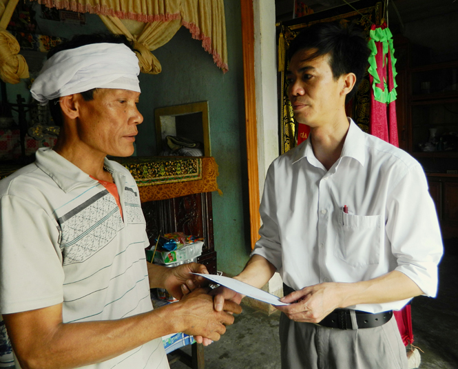  Đồng chí Cao Trường Sơn, Phó Tổng Biên tập Báo Quảng Bình trao tiền hỗ trợ cho gia đình nạn nhân Đinh Thị Tứ, xã Quảng Lộc