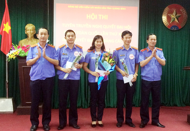 Lãnh đạo Viện Kiểm sát nhân dân tỉnh trao giải cho các thí sinh đạt giải nhất, nhì, ba. 