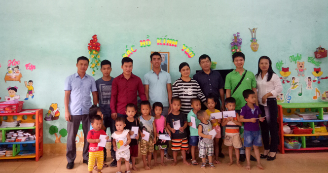 Tập đoàn T&T trao quà hỗ trợ cho các cháu Trường mầm non Sơn Trạch.