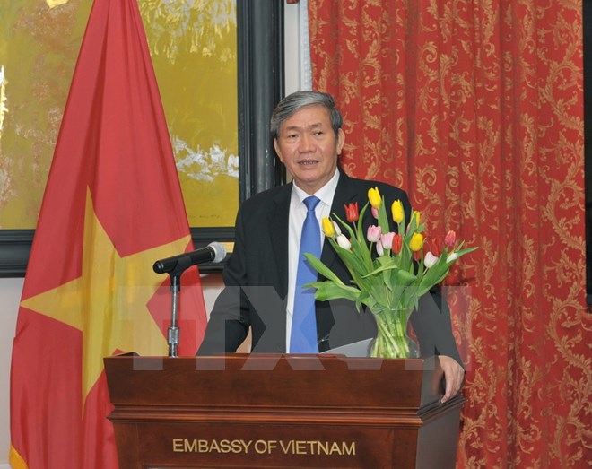 Ông Đinh Thế Huynh đến thăm và thông báo cho các cán bộ, nhân viên Đại sứ quán Việt Nam tại Hoa Kỳ. (Ảnh: Thanh Tuấn/TTXVN)