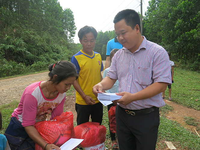 Công ty TNHH Thương mại Xuất nhập khẩu Việt Hàn trao quà cho người dân bản Pa Choong, xã Trọng Hóa.