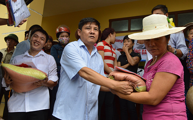 Đồng chí Lê Công Toán, Chủ tịch Hội Nông dân tỉnh trao quà cho hội viên nông dân xã Tân Ninh, huyện Quảng Ninh.