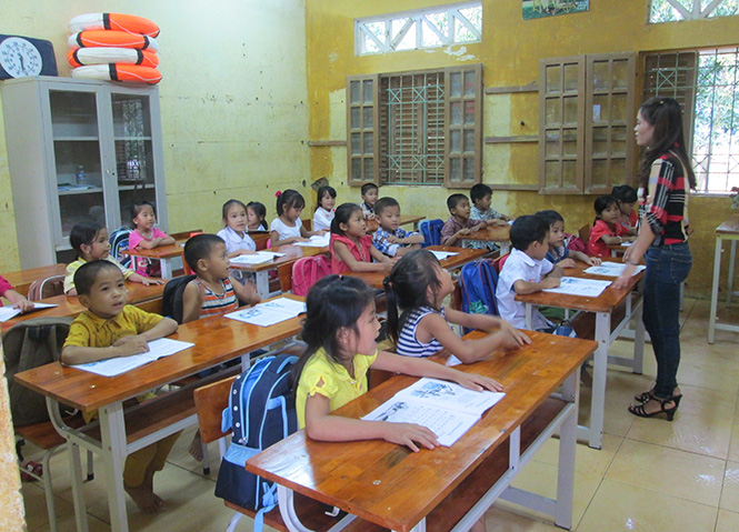 Các em học sinh Trường tiểu học số 1 Tân Hóa được ngồi học trên những bộ bàn ghế mới do Báo Tuổi trẻ tặng.
