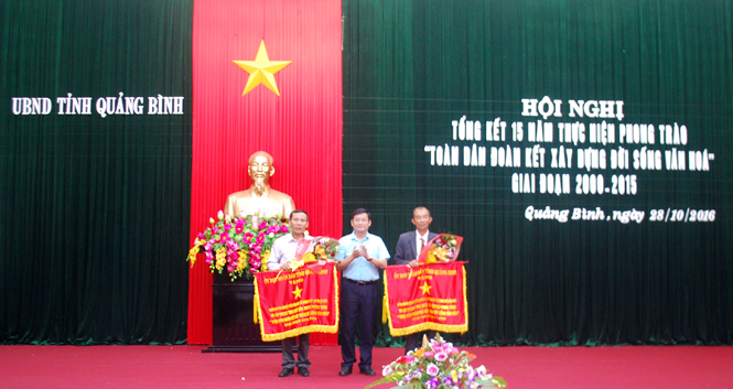 Đồng chí Trần Tiến Dũng, Tỉnh ủy viên, Phó Chủ tịch UBND tỉnh trao Cờ thi đua xuất sắc của UBND tỉnh cho các đơn vị.
