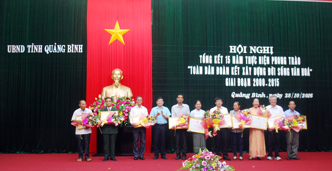 Đồng chí Trần Tiến Dũng, TUV, Phó Chủ tịch UBND tỉnh tặng bằng khen của UBND tỉnh cho các gia đình đạt thành tích xuất sắc của phong trào.