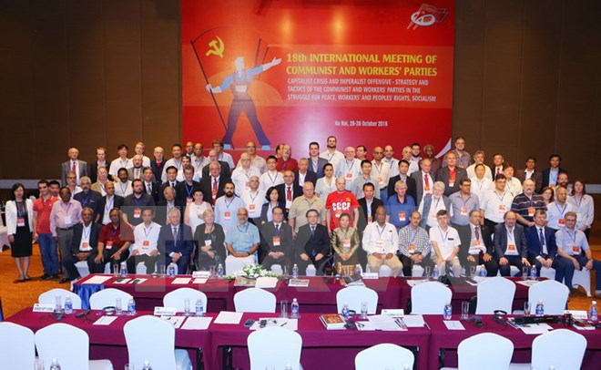Các đại biểu dự Cuộc gặp quốc tế các đảng cộng sản và công nhân chụp ảnh chung. (Ảnh : Doãn Tấn/TTXVN)