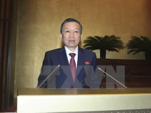 Thượng tướng Tô Lâm, Ủy viên Bộ Chính trị, Bộ trưởng Bộ Công an trình bày báo cáo công tác phòng ngừa, chống tội phạm và vi phạm pháp luật năm 2016. (Ảnh: Phạm Kiên/TTXVN)