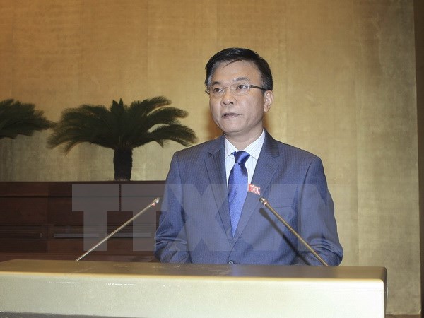 Bộ trưởng Bộ Tư pháp Lê Thành Long trình bày Báo cáo về công tác thi hành án năm 2016. (Ảnh: Phạm Kiên/TTXVN)