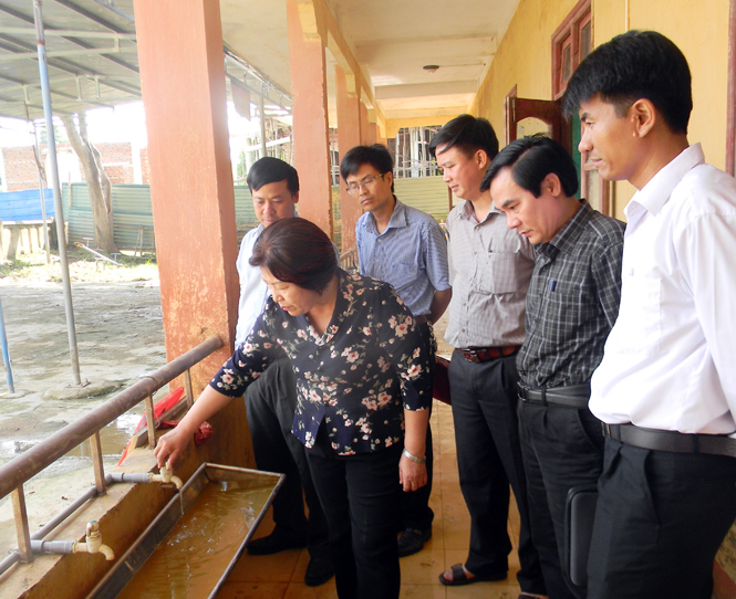 Đồng chí Nguyễn Thị Thanh Hương, Phó Chủ tịch HĐND tỉnh kiểm tra nguồn nước sinh hoạt ở Trường mầm non Văn Hoá.