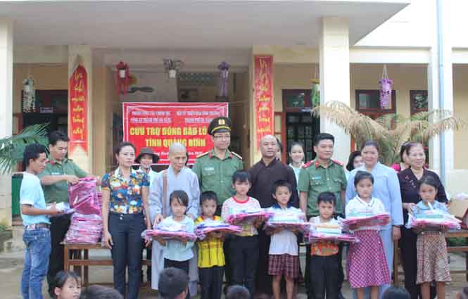 Đoàn trao quà tại Trường tiểu học số 2 Tân Hóa
