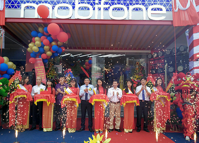 Cắt băng khai trương cửa hàng bán lẻ đầu tiên của Mobifone tại Quảng Bình