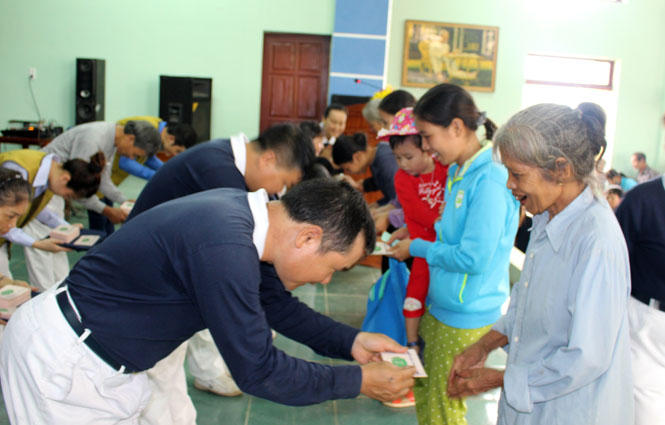 Các tình nguyện viên của Hội từ thiện Tzu Chi đã trao tặng các hộ dân xã Châu Hóa (Tuyên Hóa).
