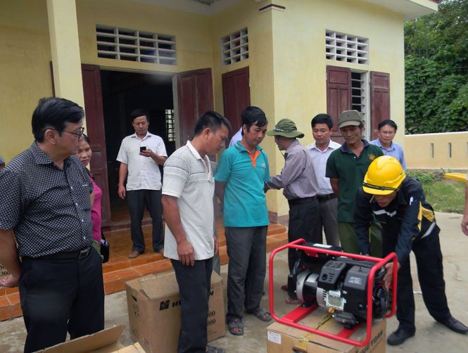 Báo Người Lao Động phối hợp với cơ quan chuyên môn hướng dẫn cách sử dụng máy phát điện tại xã Văn Hoá, huyện Tuyên Hoá.